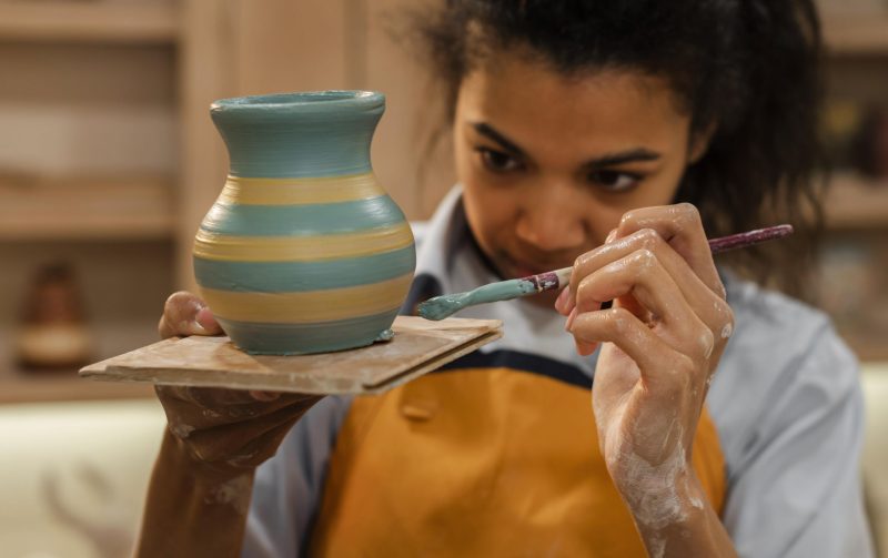 Pottery painting - family fun session. Image by Freepik